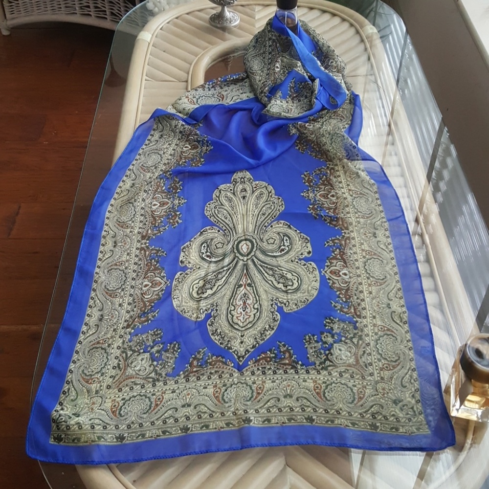 Women long scarf.